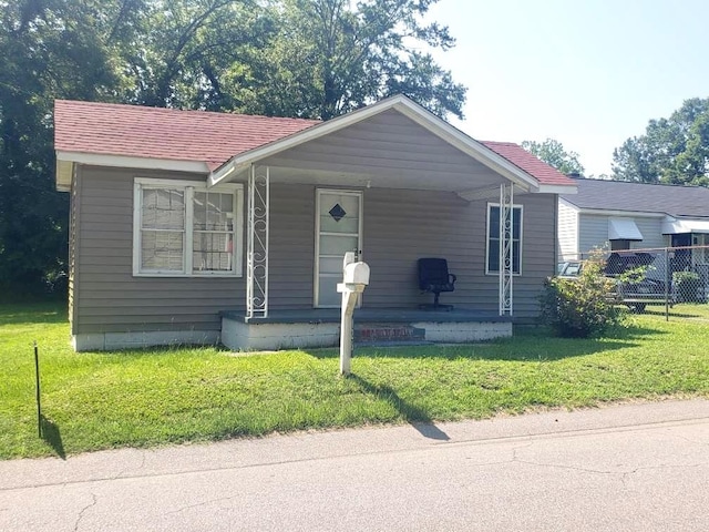 view of front facade featuring a front yard and covered porch