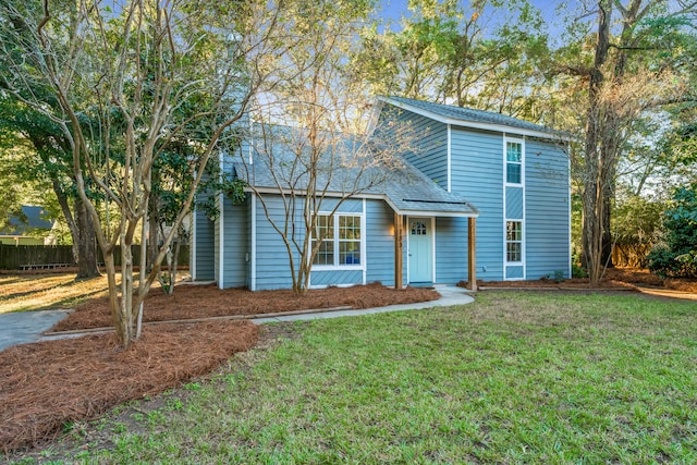 front facade featuring a front yard