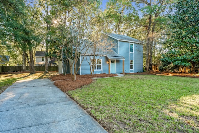 view of front facade with a front yard