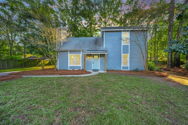 view of front of home featuring a front lawn