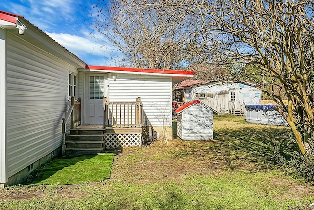 view of yard with a shed