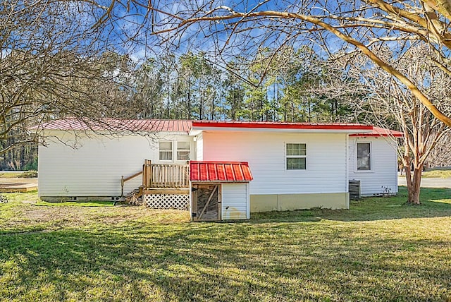 rear view of house featuring a yard