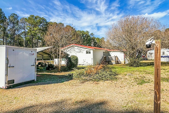 view of yard with a storage unit