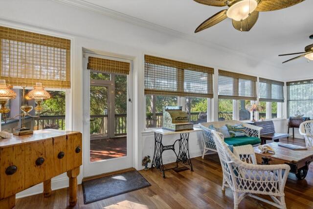 sunroom with ceiling fan