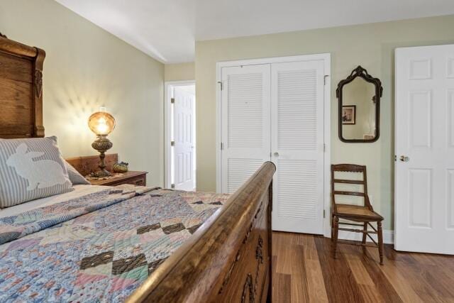 bedroom featuring dark hardwood / wood-style floors and a closet