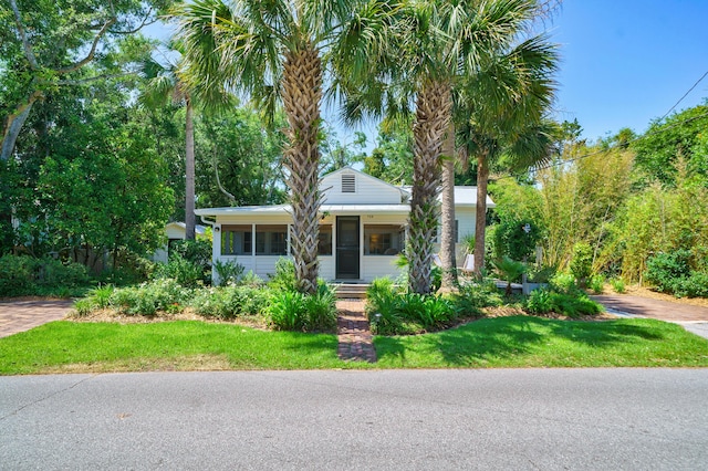 view of front of house with a front lawn