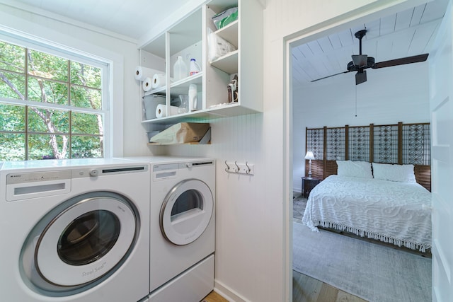 laundry room with washing machine and clothes dryer, ceiling fan, and hardwood / wood-style floors