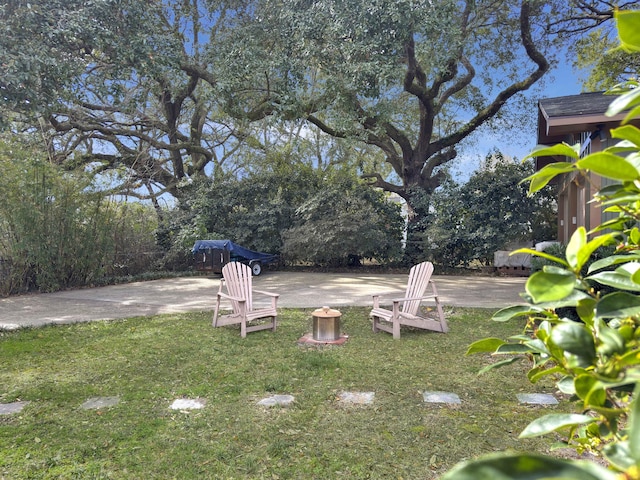 view of yard featuring a patio