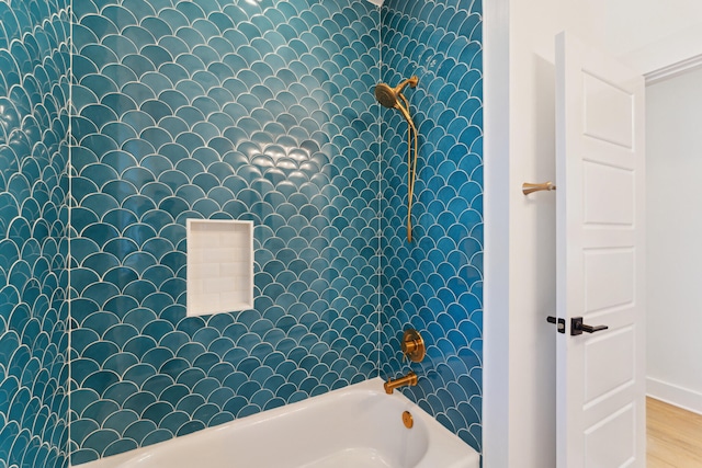 bathroom with tiled shower / bath