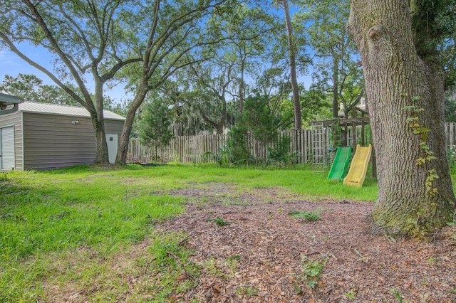 view of yard featuring an outdoor structure