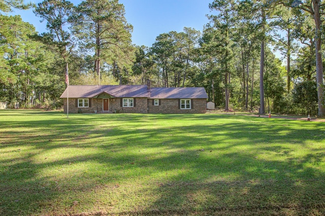 ranch-style house featuring a front yard