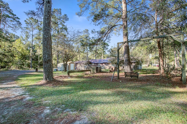 view of yard with a shed