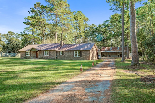 view of front of home featuring a front yard