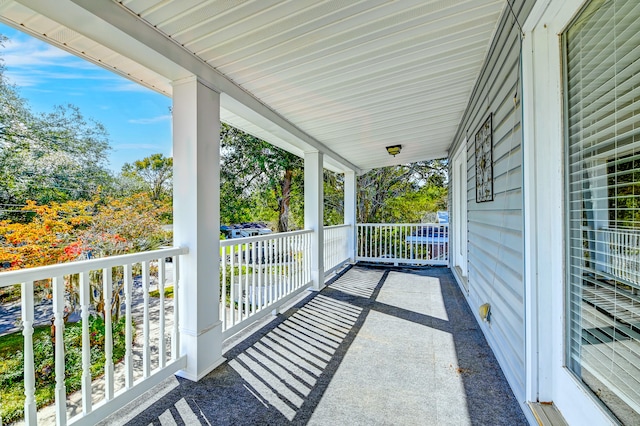 balcony featuring covered porch