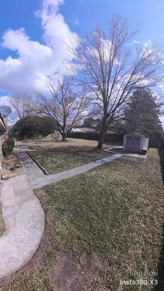 view of yard with an outbuilding