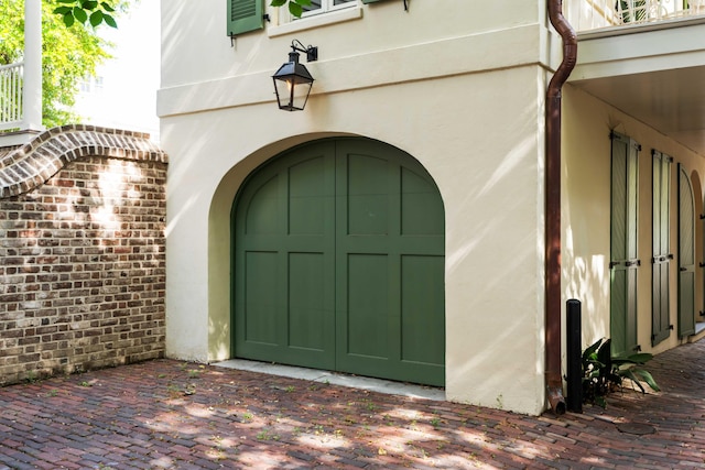 entrance to property with stucco siding