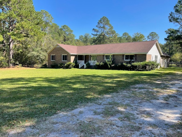 single story home with a front lawn