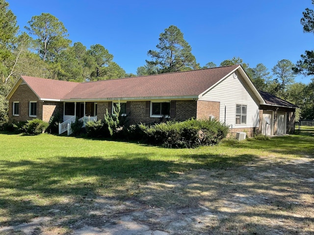 single story home featuring a front lawn