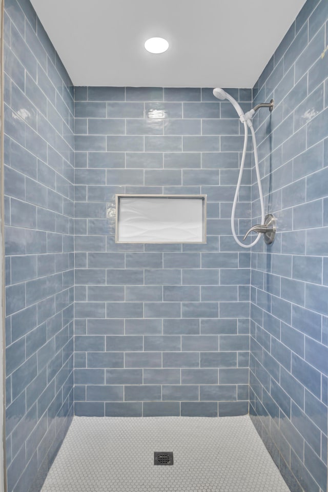 bathroom featuring tiled shower