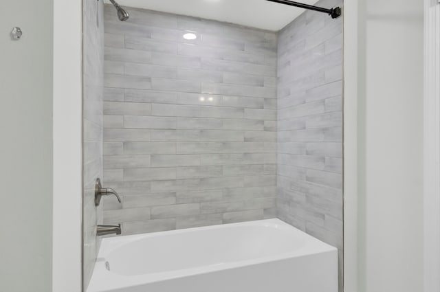 bathroom featuring tiled shower / bath