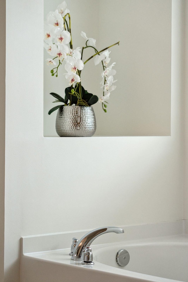 room details featuring a bathtub
