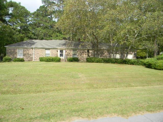 view of front facade featuring a front yard