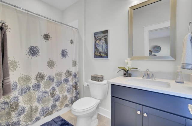 full bath featuring baseboards, curtained shower, toilet, and vanity