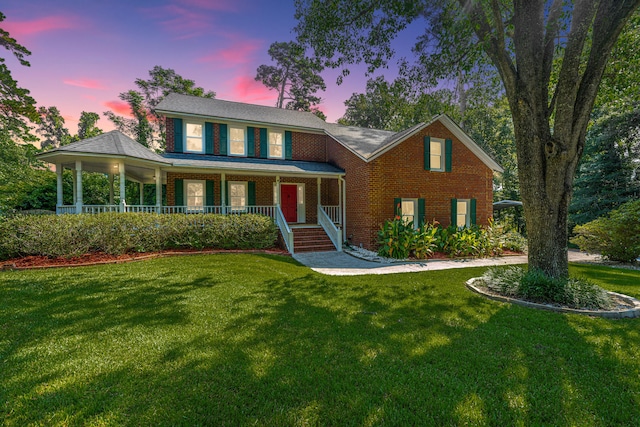 view of front of house featuring a porch and a lawn