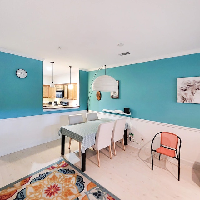 dining space with ornamental molding