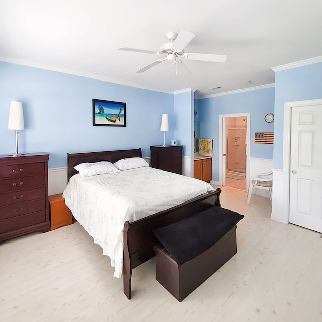 bedroom featuring light hardwood / wood-style floors, ceiling fan, and crown molding