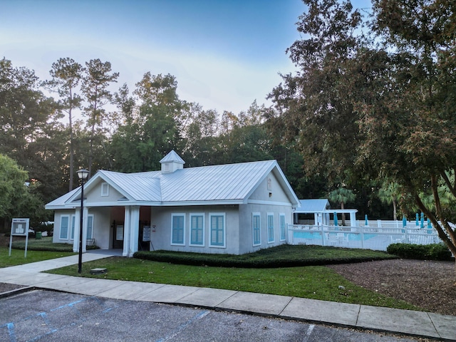 view of front of house with a front lawn