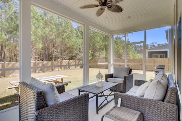 sunroom / solarium featuring a ceiling fan