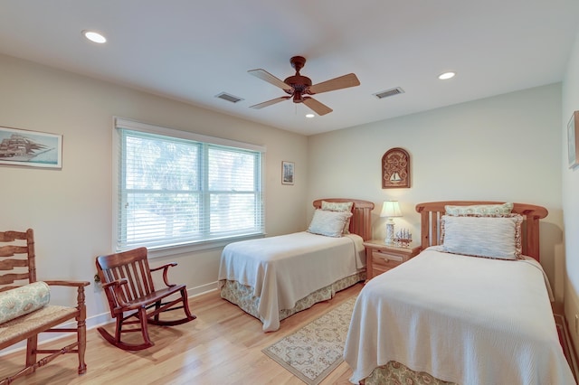 bedroom featuring light wood-style flooring, visible vents, baseboards, and recessed lighting