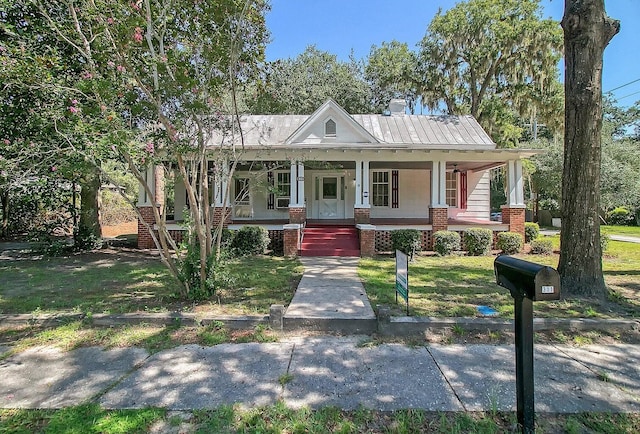 view of front facade featuring a porch and a front lawn