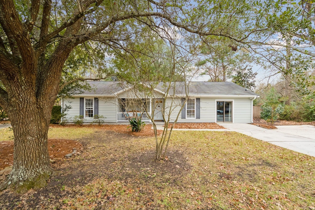 ranch-style home featuring a porch and a front lawn