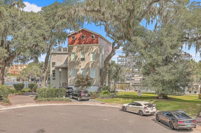 view of front of home featuring a front yard