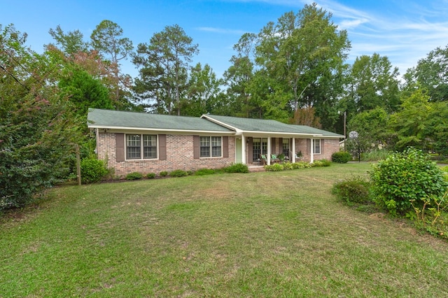 single story home with a front yard