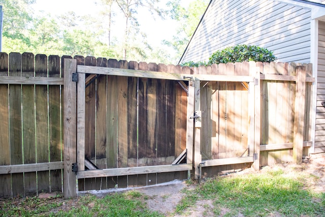 gate featuring fence