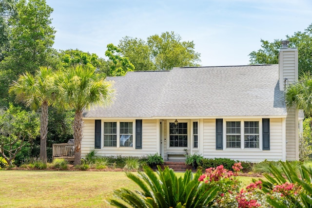 view of front facade featuring a front yard