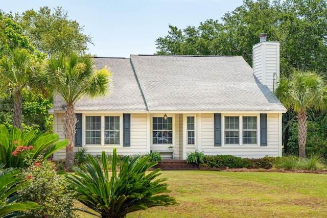 view of front of home featuring a front yard