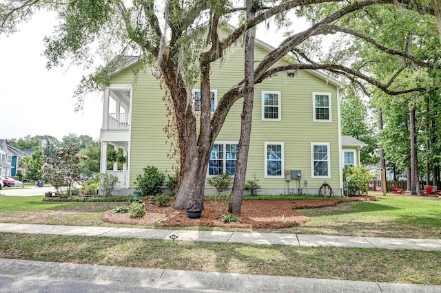 view of front facade featuring a front yard