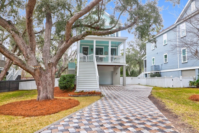 view of front of property featuring a front yard and a porch