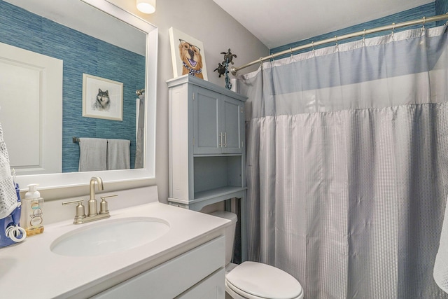 full bath with toilet, vanity, and a shower with curtain