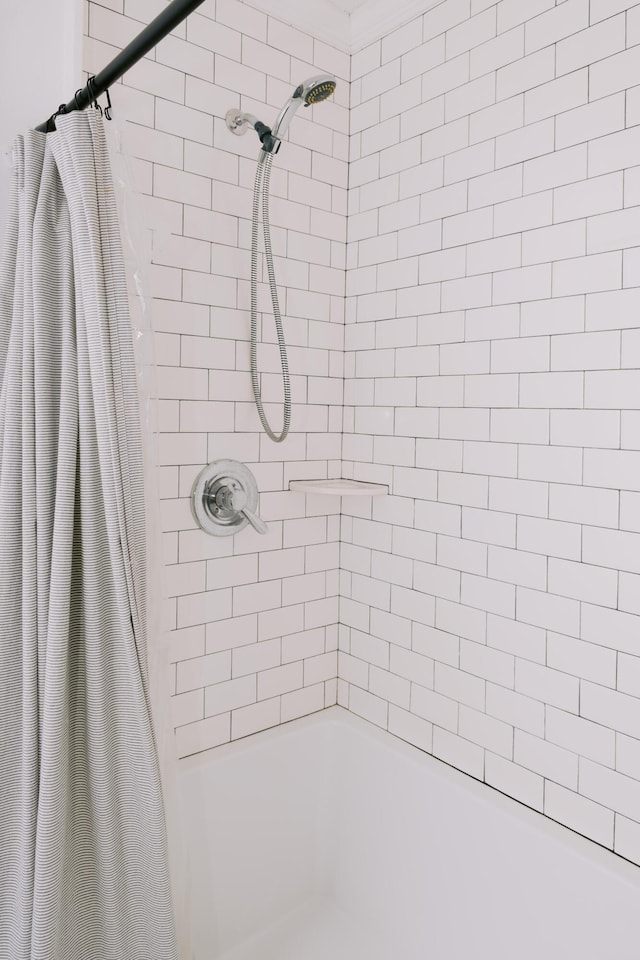 bathroom featuring shower / tub combo
