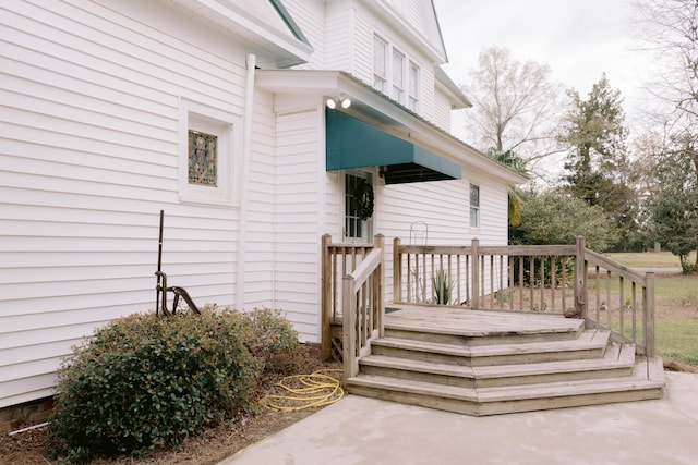 property entrance featuring a deck