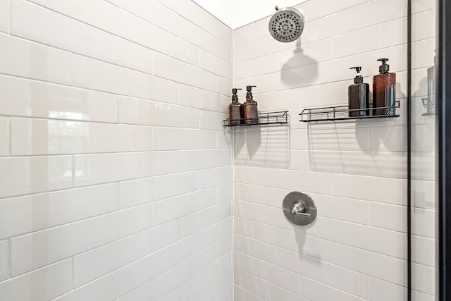 bathroom featuring tiled shower