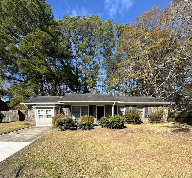 single story home featuring a front lawn