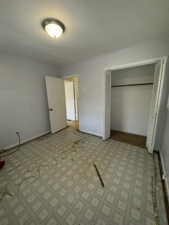 unfurnished bedroom featuring a closet