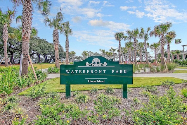 community sign with a lawn