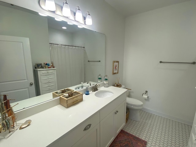 full bath with a shower with shower curtain, baseboards, vanity, and toilet